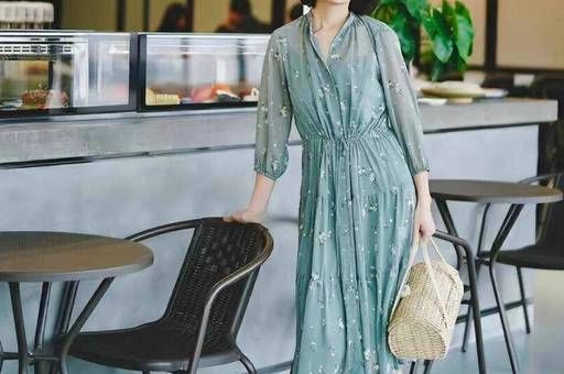 55岁女人穿什么更显气质，45岁到55岁穿什么高档女装！